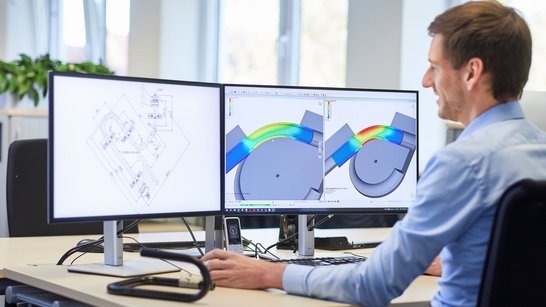 Ingenieur am Arbeitsplatz beim Simulieren von Rohrumformungsprozessen